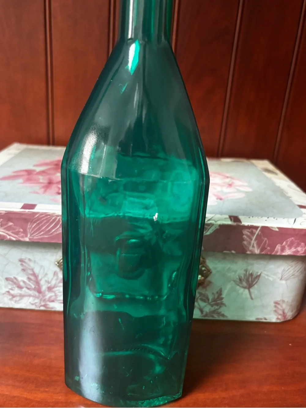 English Georgian green blown glass bottle-shape decanters set of 3